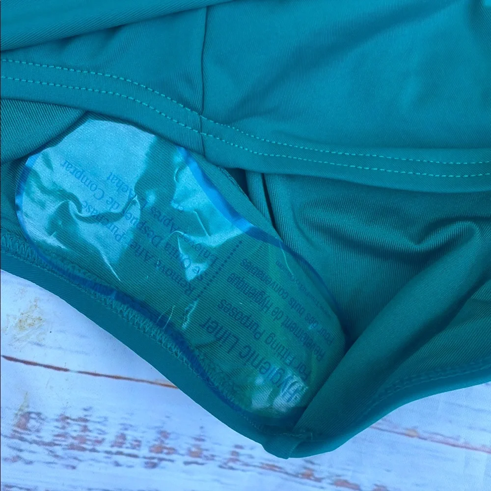 Vince Camuto Turquoise Fabric with Gold Accent Size 10